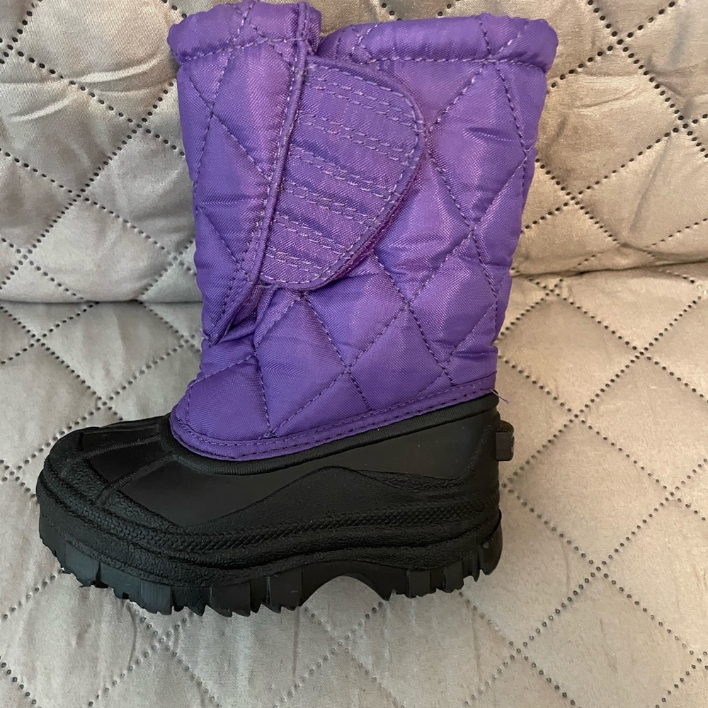 Kids Connection Girls Snow Boots With Fleece. Worn Once. Size 6. #1055.